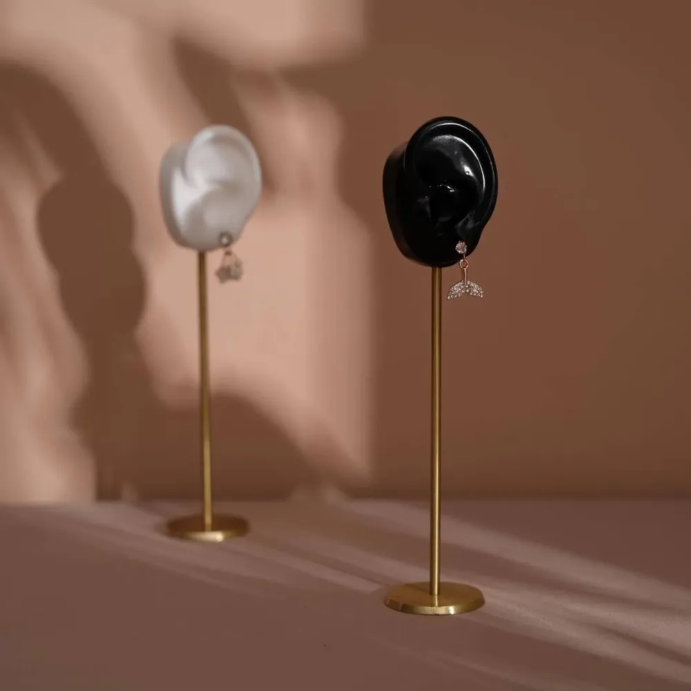 Objets de décoration - Porte-boucles d'oreilles oreille en silicone sur socle en laiton - WHISPERING WOODS