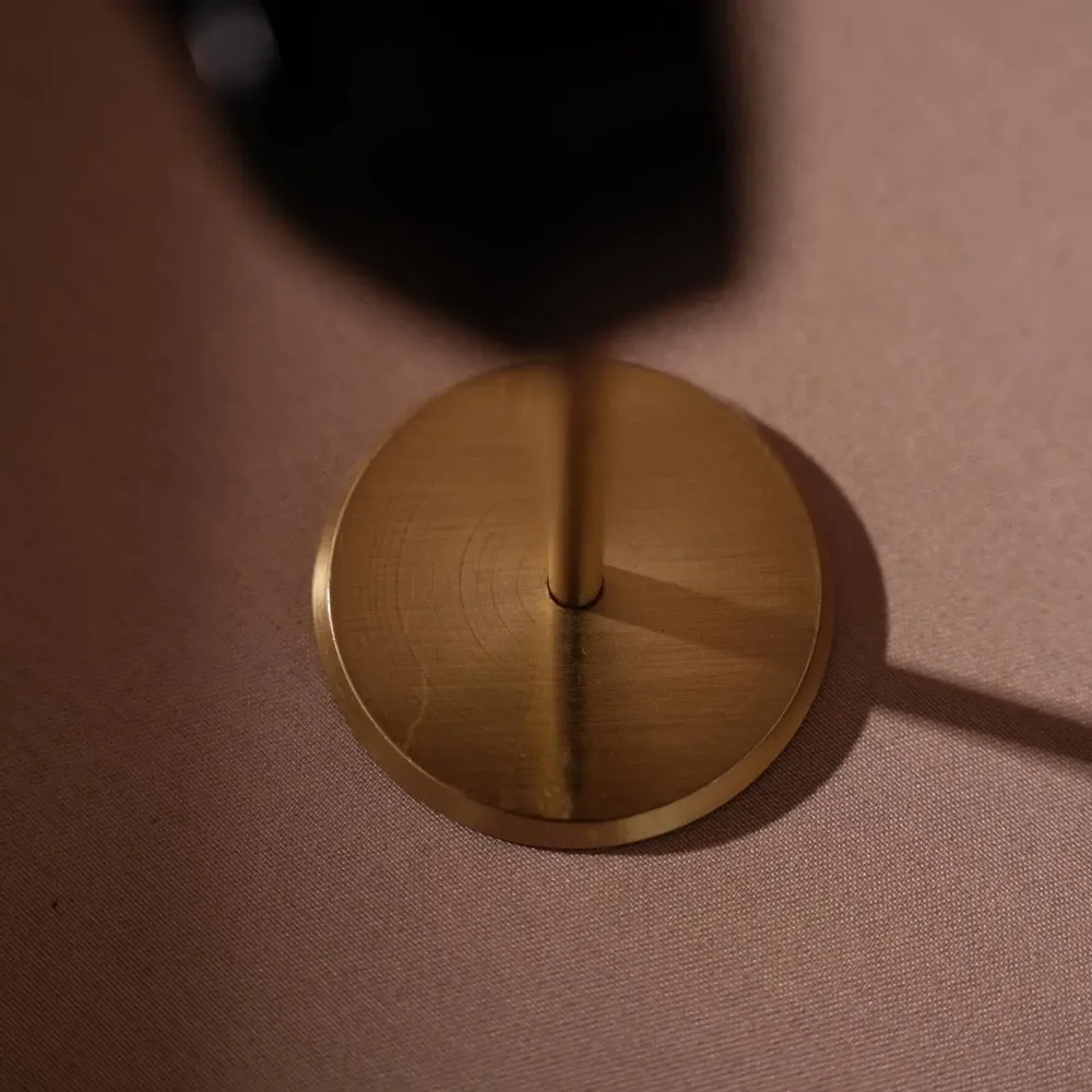 Objets de décoration - Porte-boucles d'oreilles oreille en silicone sur socle en laiton - WHISPERING WOODS