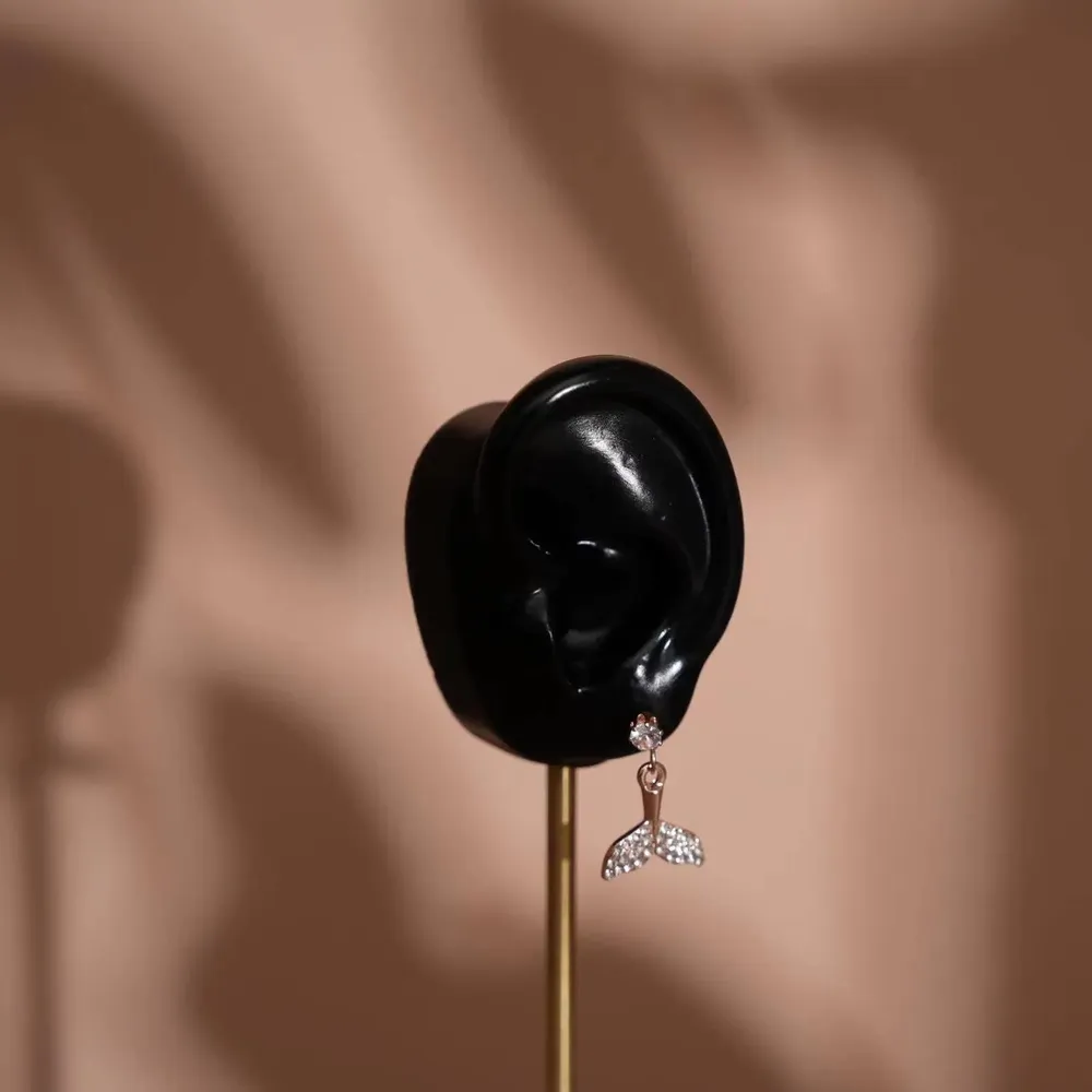 Objets de décoration - Porte-boucles d'oreilles oreille en silicone sur socle en laiton - WHISPERING WOODS