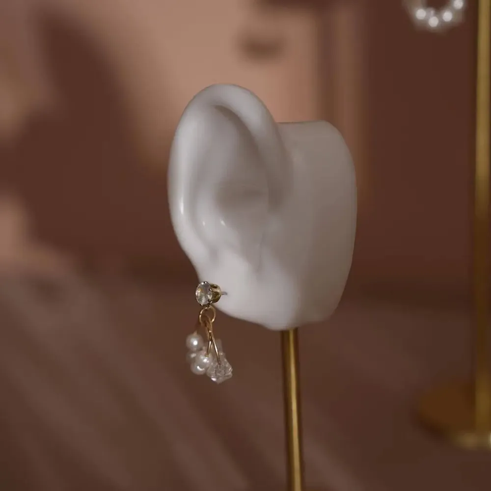Objets de décoration - Porte-boucles d'oreilles oreille en silicone sur socle en laiton - WHISPERING WOODS