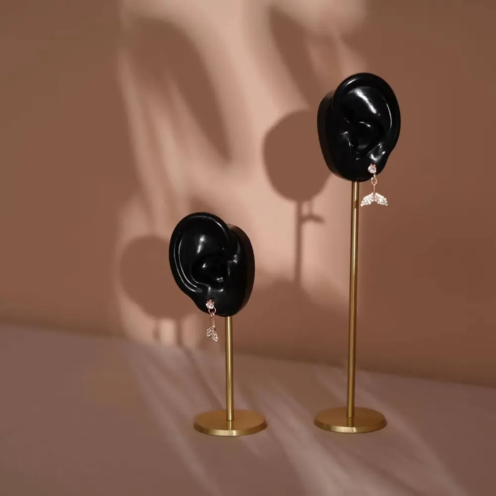 Objets de décoration - Porte-boucles d'oreilles oreille en silicone sur socle en laiton - WHISPERING WOODS