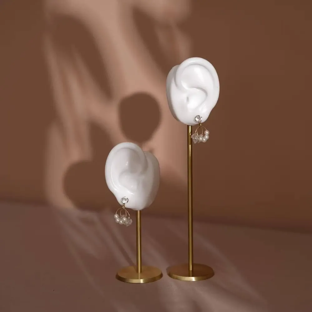 Objets de décoration - Porte-boucles d'oreilles oreille en silicone sur socle en laiton - WHISPERING WOODS