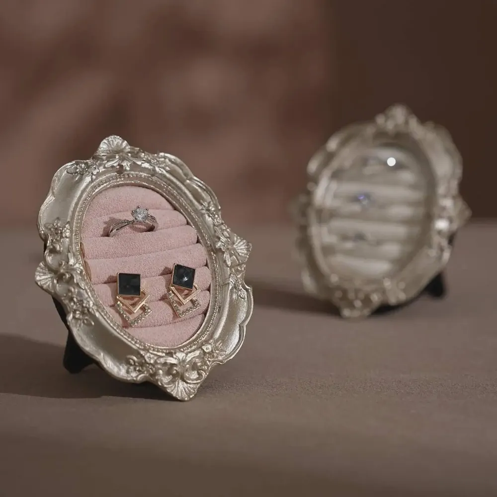 Objets de décoration - Cadre de présentation ovale rococo argenté pour bagues et boucles - WHISPERING WOODS