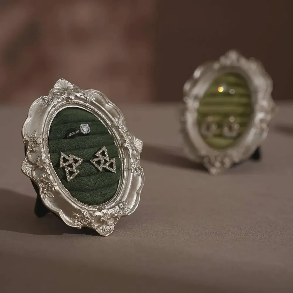Objets de décoration - Cadre de présentation ovale rococo argenté pour bagues et boucles - WHISPERING WOODS