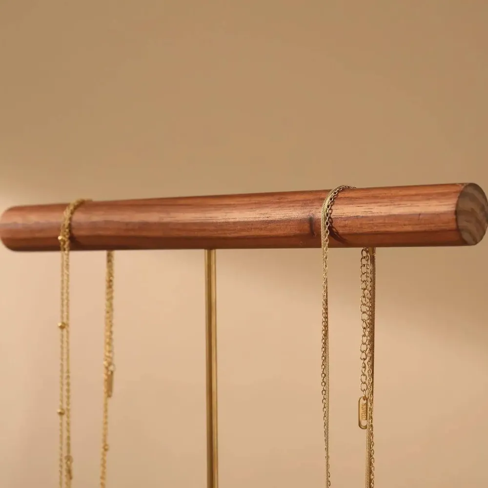 Objets de décoration - Présentoir à colliers et bracelets en noyer massif, tige en laiton - WHISPERING WOODS
