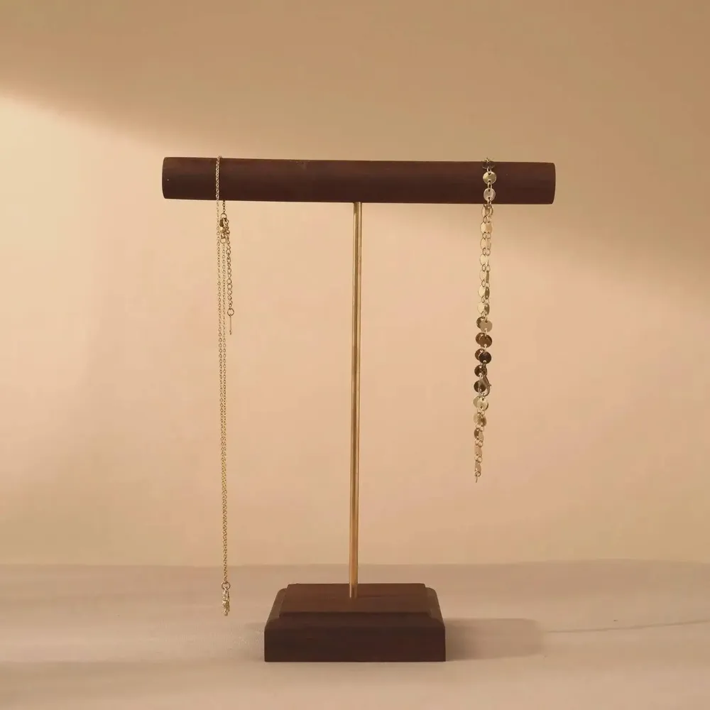 Objets de décoration - Présentoir à colliers et bracelets en noyer massif, tige en laiton - WHISPERING WOODS