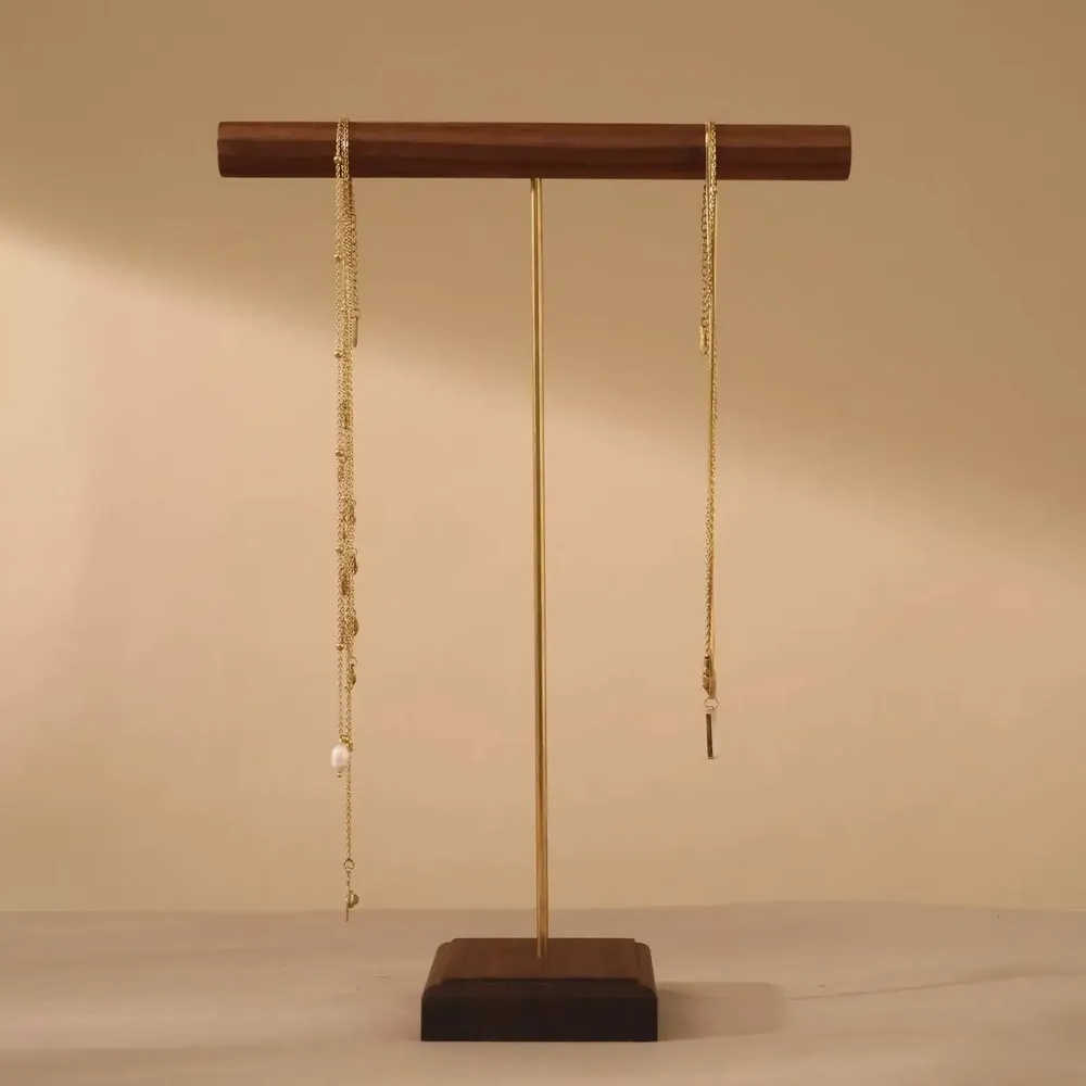 Objets de décoration - Présentoir à colliers et bracelets en noyer massif, tige en laiton - WHISPERING WOODS