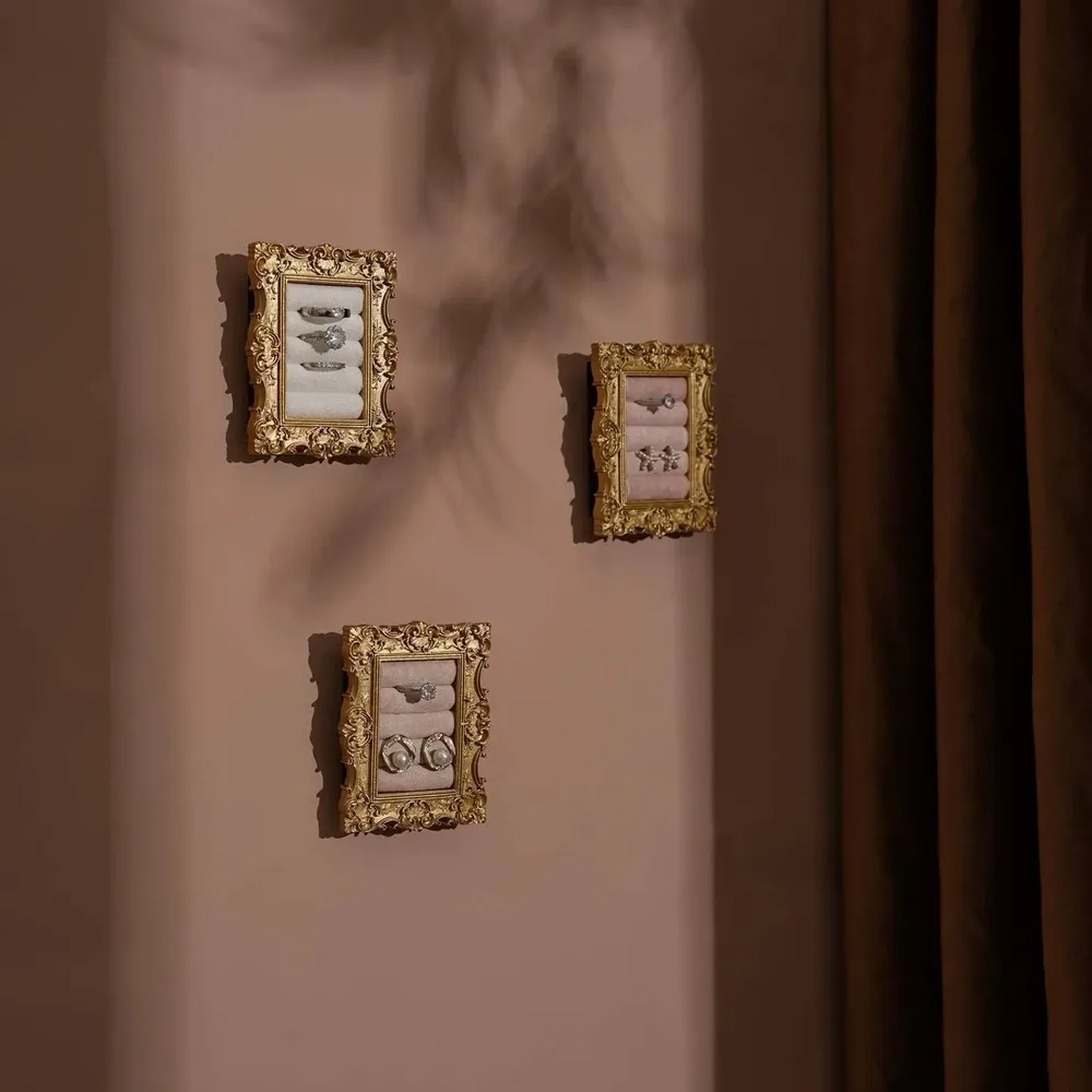 Objets de décoration - Cadre porte-bagues rococo doré Tableau - WHISPERING WOODS