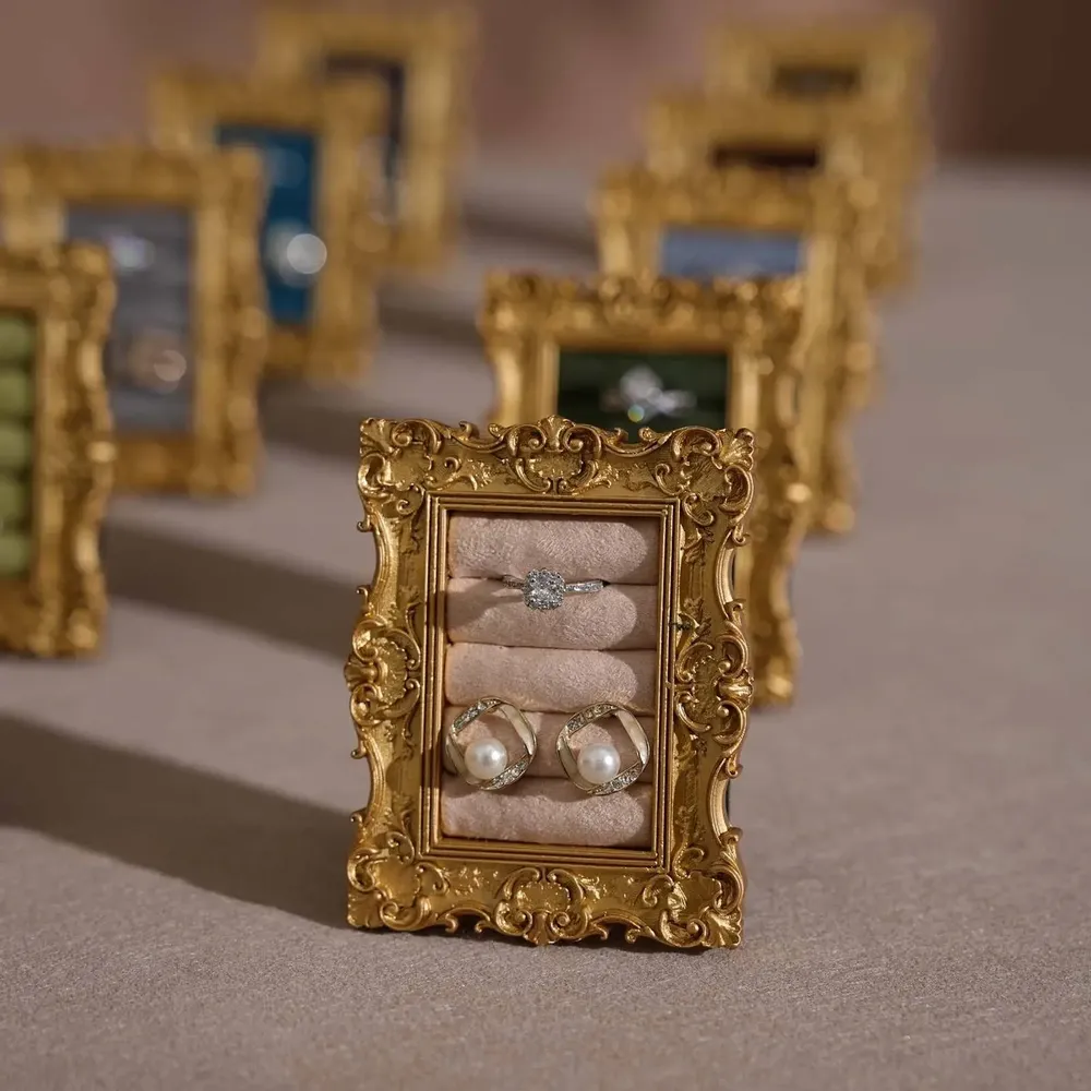 Objets de décoration - Cadre porte-bagues rococo doré Tableau - WHISPERING WOODS