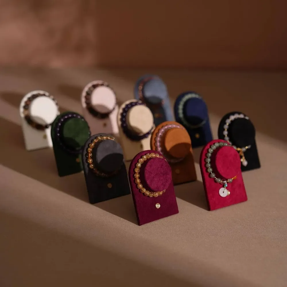 Objets de décoration - Porte-bracelets en suédine végane avec pied en laiton - WHISPERING WOODS