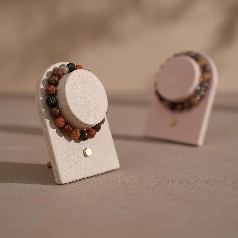 Objets de décoration - Porte-bracelets en suédine végane avec pied en laiton - WHISPERING WOODS
