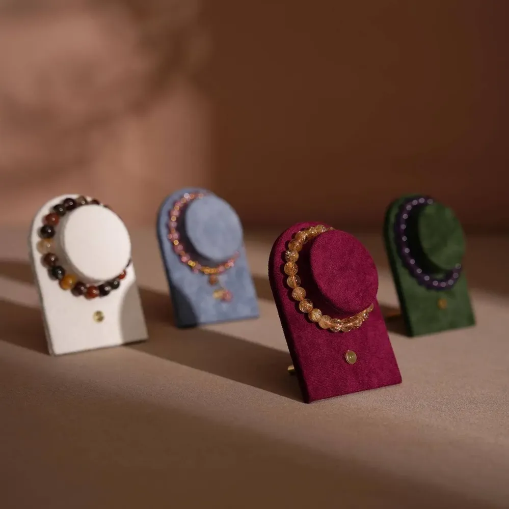 Objets de décoration - Porte-bracelets en suédine végane avec pied en laiton - WHISPERING WOODS