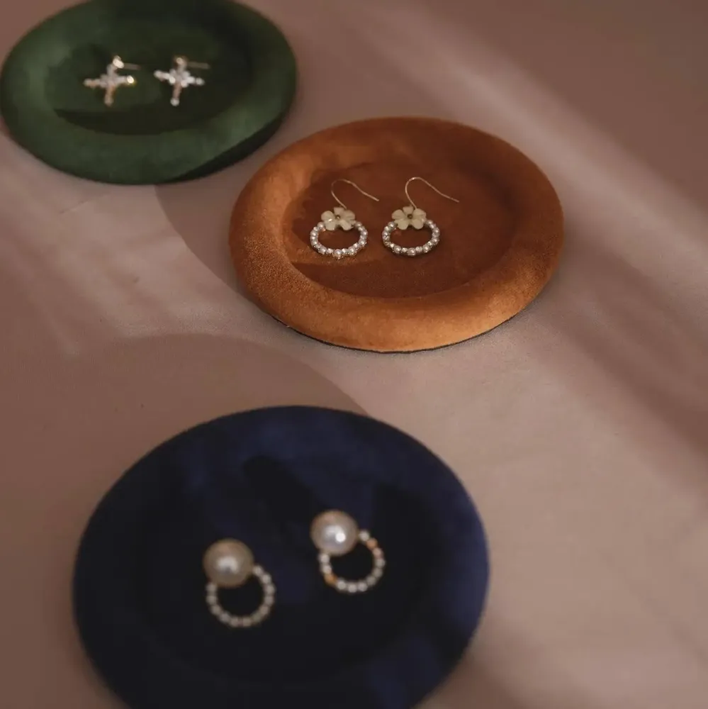 Plateaux - Coupelle ronde à bijoux en suédine végane et plâtre - WHISPERING WOODS