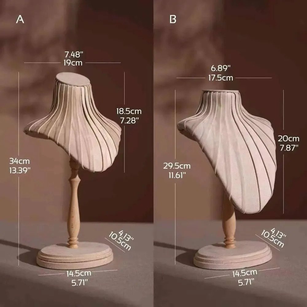 Objets de décoration - Buste pour colliers Plissé en suédine végane sur pied en hêtre - WHISPERING WOODS
