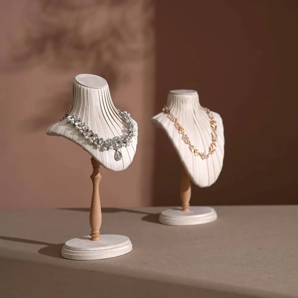Objets de décoration - Buste pour colliers Plissé en suédine végane sur pied en hêtre - WHISPERING WOODS