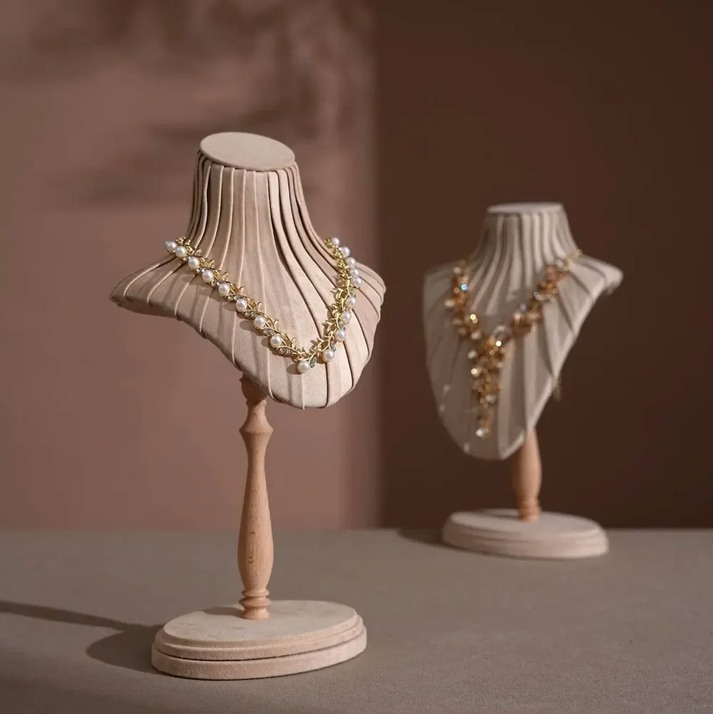 Objets de décoration - Buste pour colliers Plissé en suédine végane sur pied en hêtre - WHISPERING WOODS