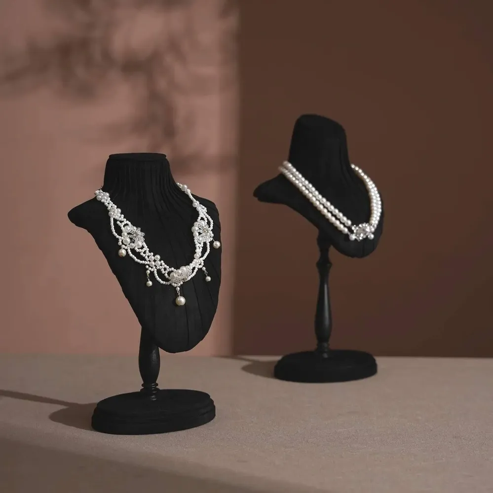 Objets de décoration - Buste pour colliers Plissé en suédine végane sur pied en hêtre - WHISPERING WOODS