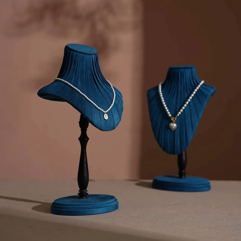 Objets de décoration - Buste pour colliers Plissé en suédine végane sur pied en hêtre - WHISPERING WOODS