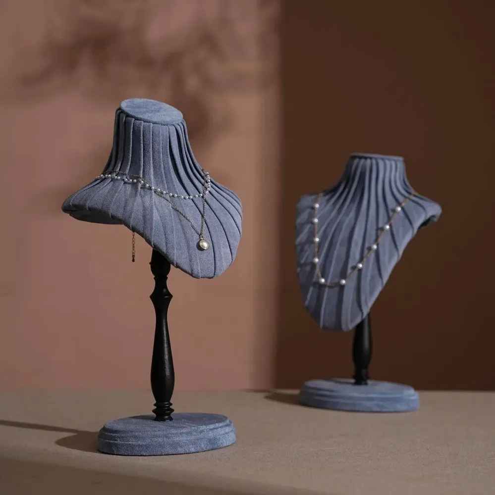 Objets de décoration - Buste pour colliers Plissé en suédine végane sur pied en hêtre - WHISPERING WOODS