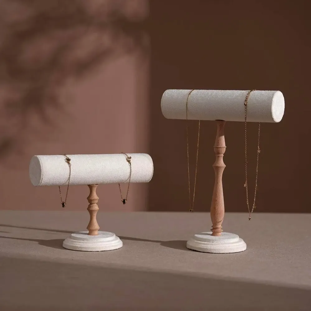 Objets de décoration - Présentoir à barre en T en hêtre et suédine végane - WHISPERING WOODS