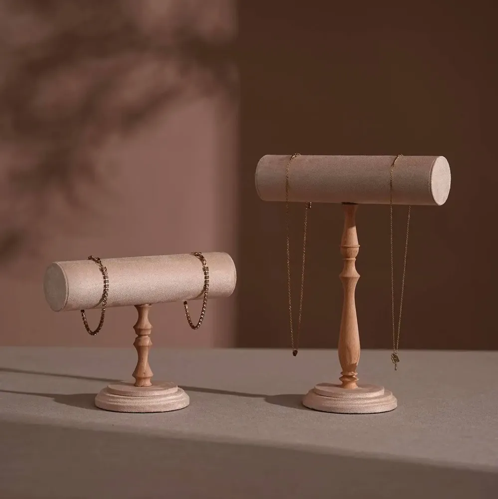 Objets de décoration - Présentoir à barre en T en hêtre et suédine végane - WHISPERING WOODS