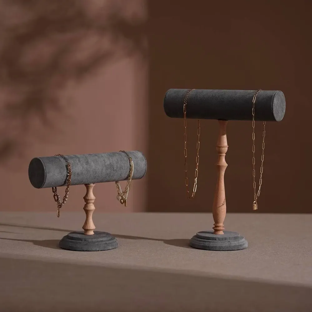 Objets de décoration - Présentoir à barre en T en hêtre et suédine végane - WHISPERING WOODS