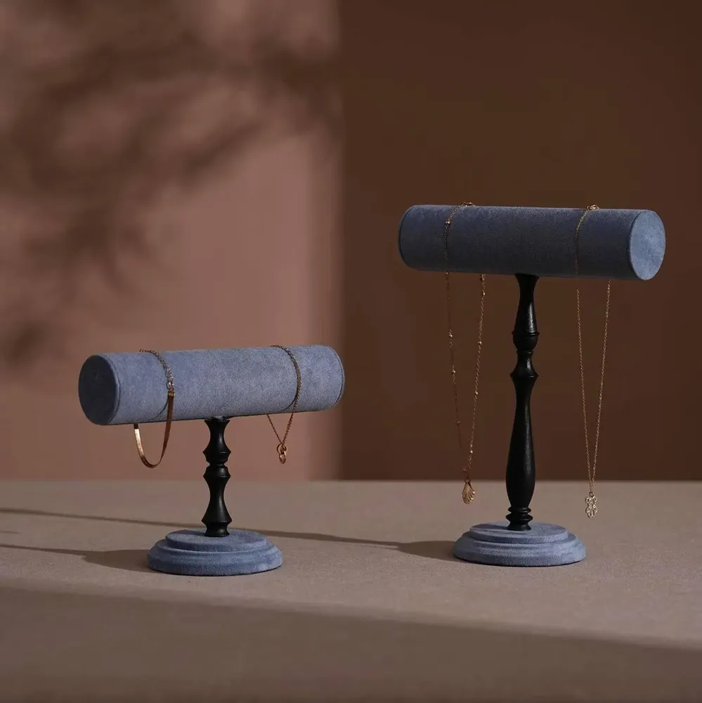 Objets de décoration - Présentoir à barre en T en hêtre et suédine végane - WHISPERING WOODS