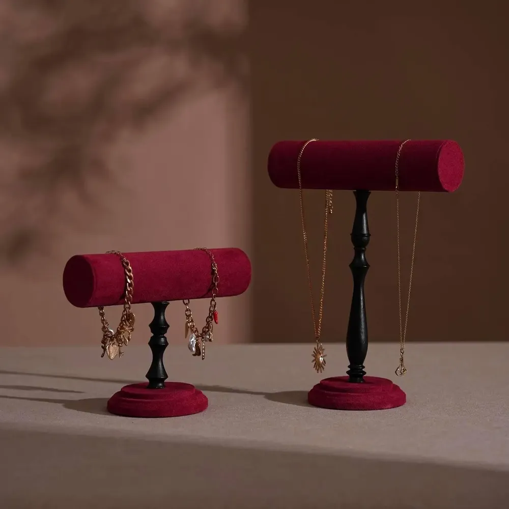 Objets de décoration - Présentoir à barre en T en hêtre et suédine végane - WHISPERING WOODS