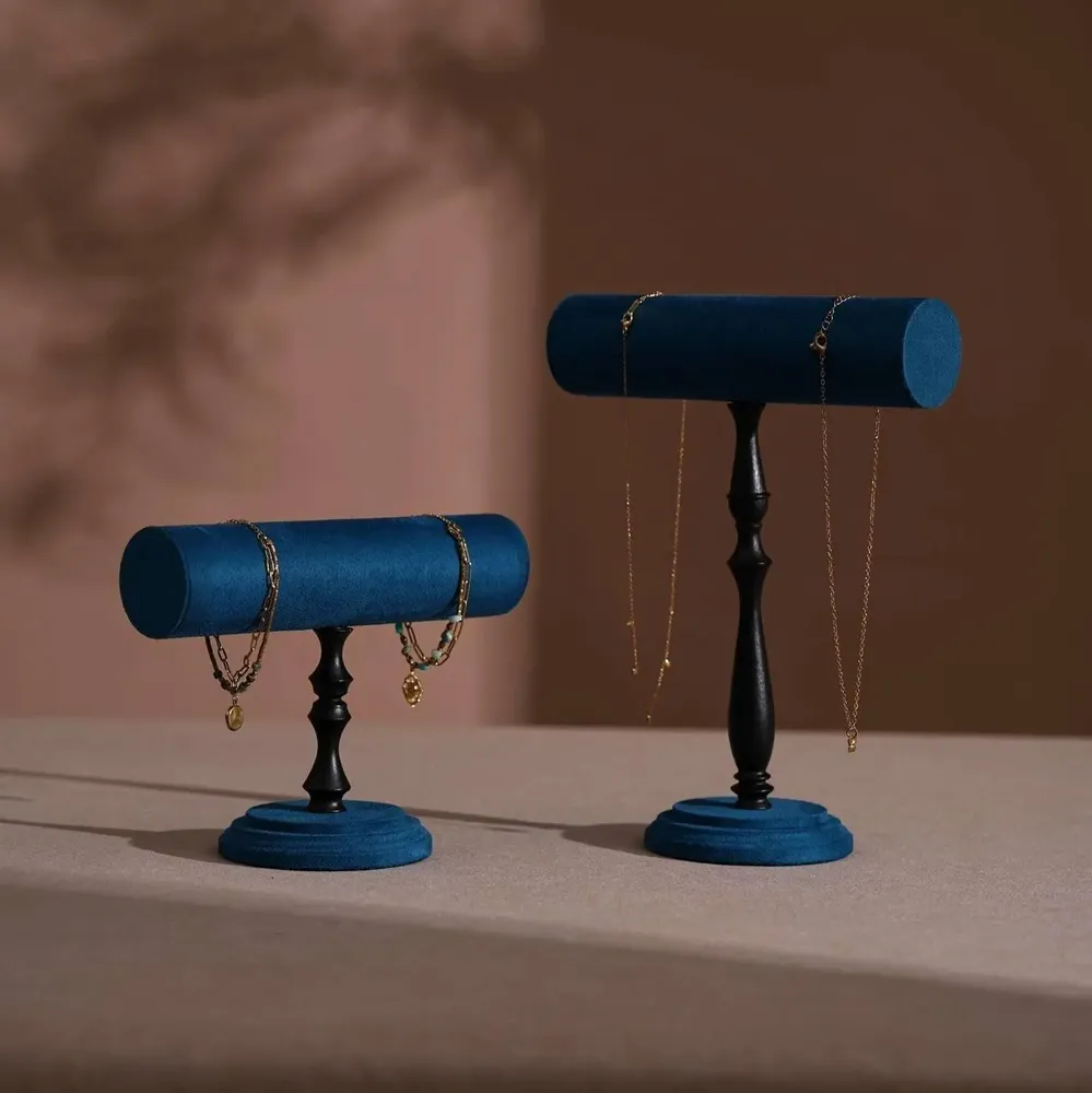 Objets de décoration - Présentoir à barre en T en hêtre et suédine végane - WHISPERING WOODS
