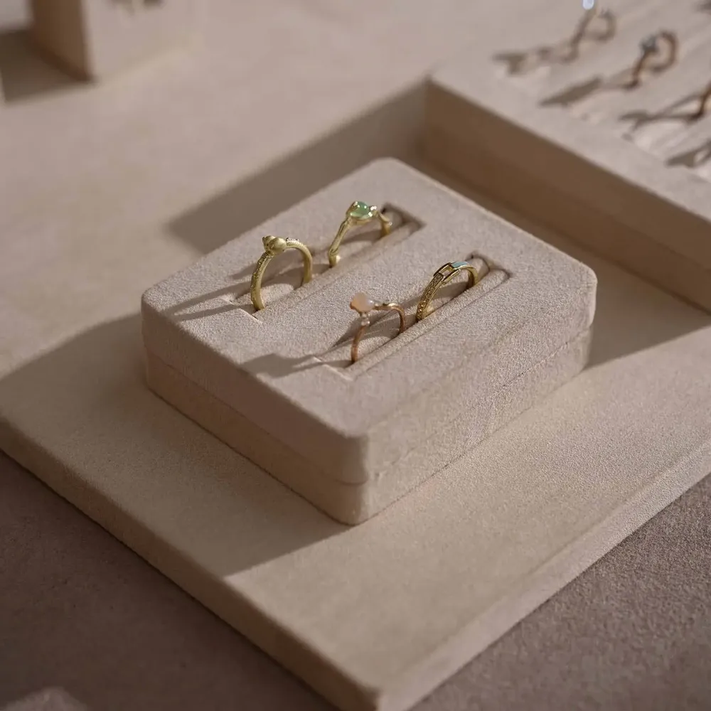 Objets de décoration - Ensemble de présentoirs à bijoux Vignette avec buste sur pied en hêtre - WHISPERING WOODS
