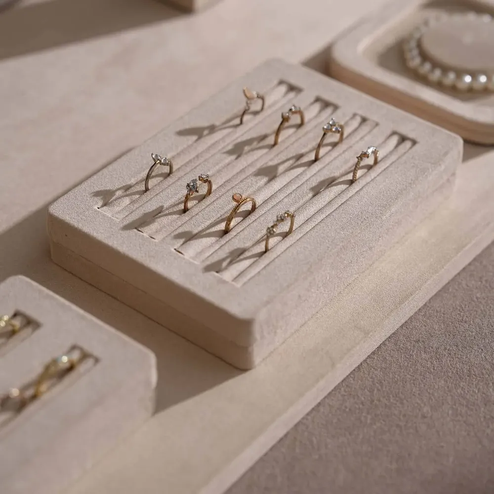Objets de décoration - Ensemble de présentoirs à bijoux Vignette avec buste sur pied en hêtre - WHISPERING WOODS