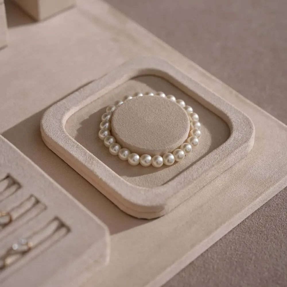 Objets de décoration - Ensemble de présentoirs à bijoux Vignette avec buste sur pied en hêtre - WHISPERING WOODS