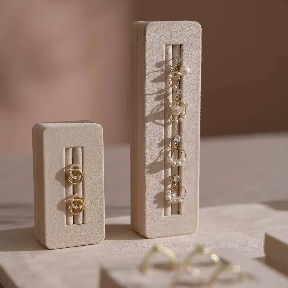 Objets de décoration - Ensemble de présentoirs à bijoux Vignette avec buste sur pied en hêtre - WHISPERING WOODS