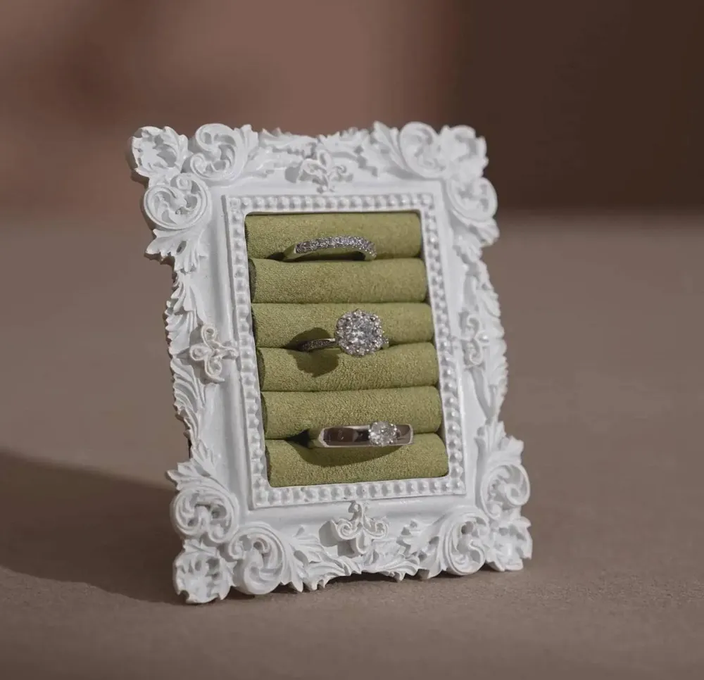 Objets de décoration - Cadre de présentation rococo blanc à support en laiton - WHISPERING WOODS