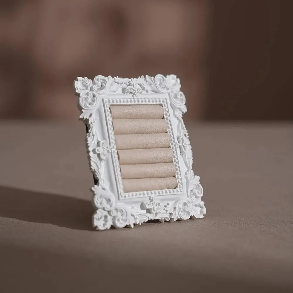 Objets de décoration - Cadre de présentation rococo blanc à support en laiton - WHISPERING WOODS