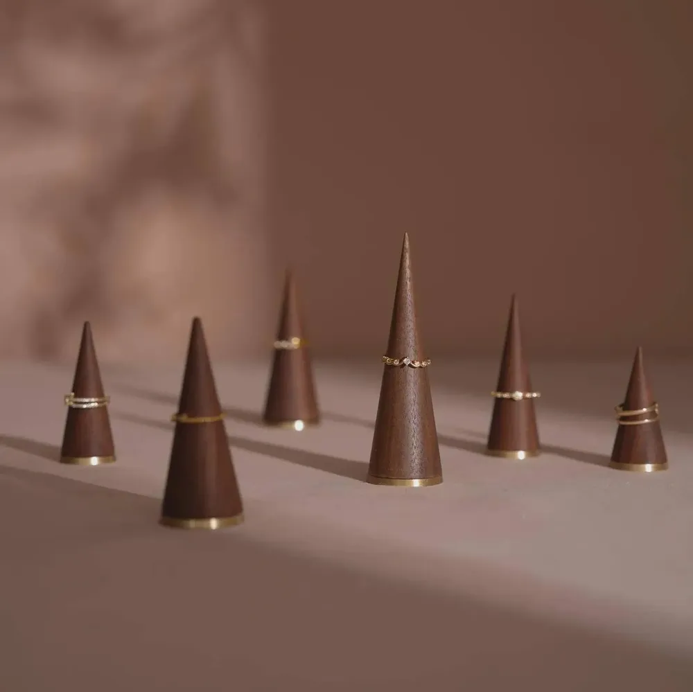 Objets de décoration - Pièce à l'unité, taille au choix – Cône noyer et laiton - WHISPERING WOODS