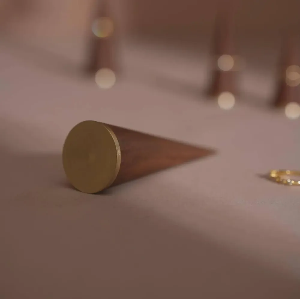 Objets de décoration - Pièce à l'unité, taille au choix – Cône noyer et laiton - WHISPERING WOODS