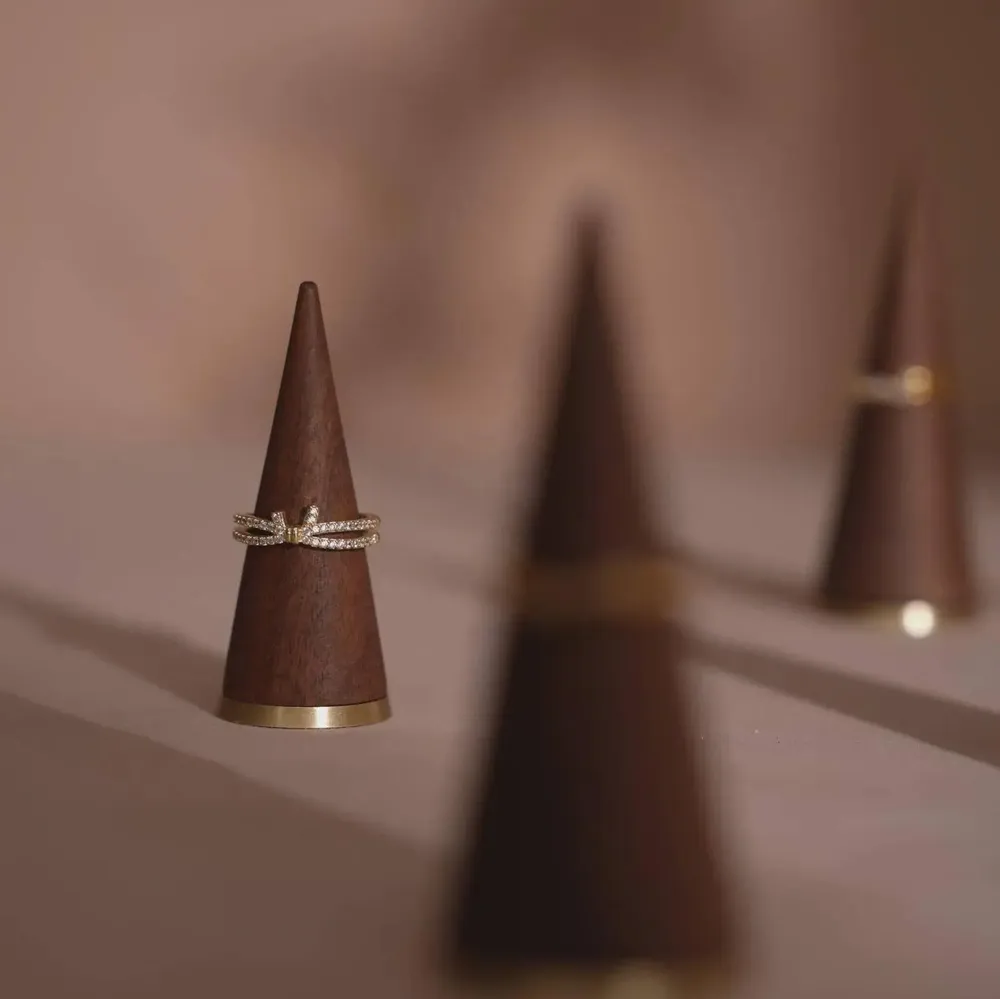 Objets de décoration - Pièce à l'unité, taille au choix – Cône noyer et laiton - WHISPERING WOODS