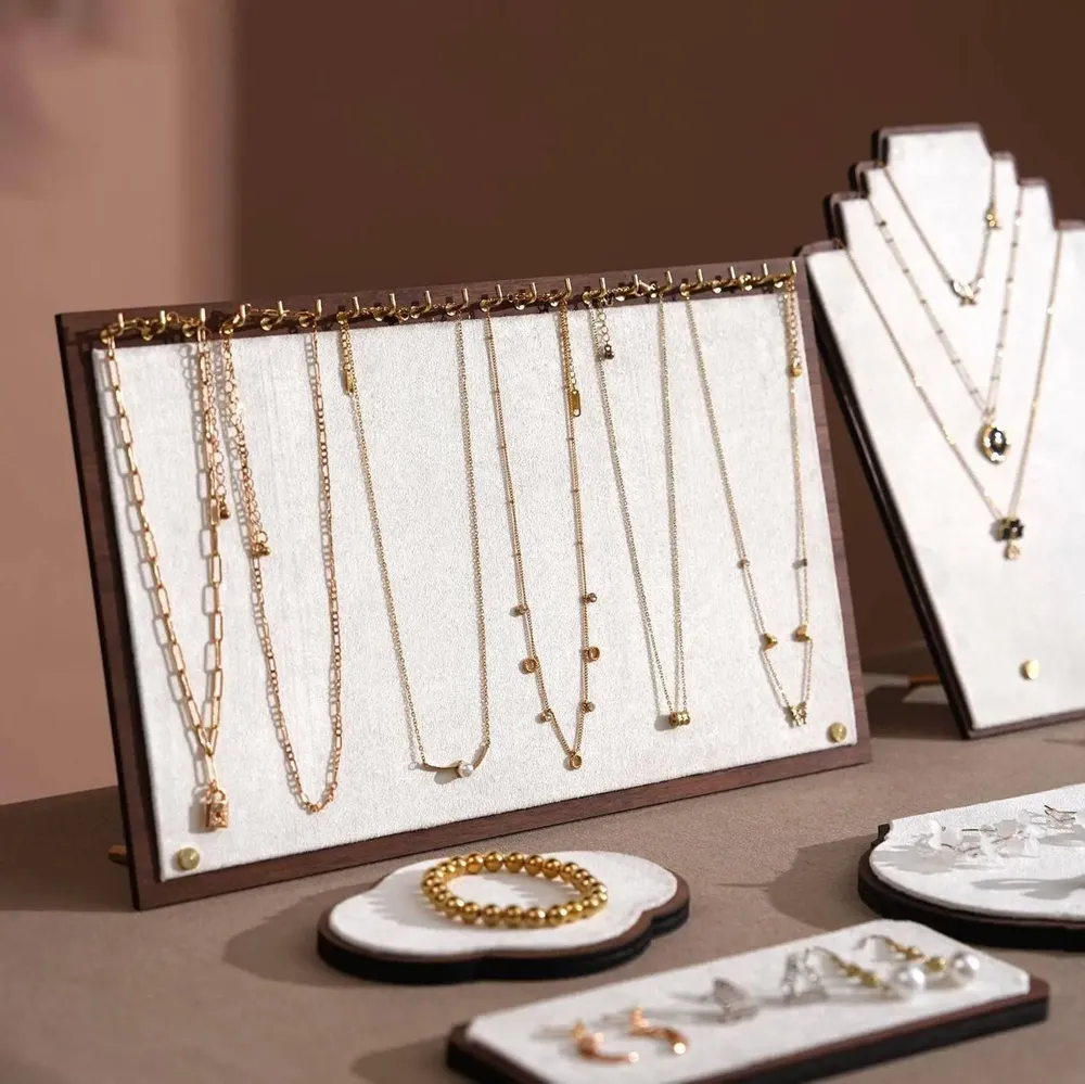 Objets de décoration - Ensemble de présentoirs à bijoux en placage de noyer et cuir végan - WHISPERING WOODS