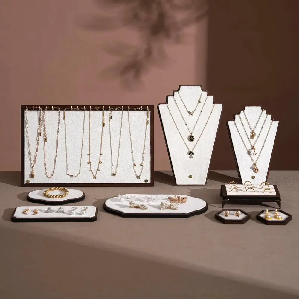 Objets de décoration - Ensemble de présentoirs à bijoux en placage de noyer et cuir végan - WHISPERING WOODS