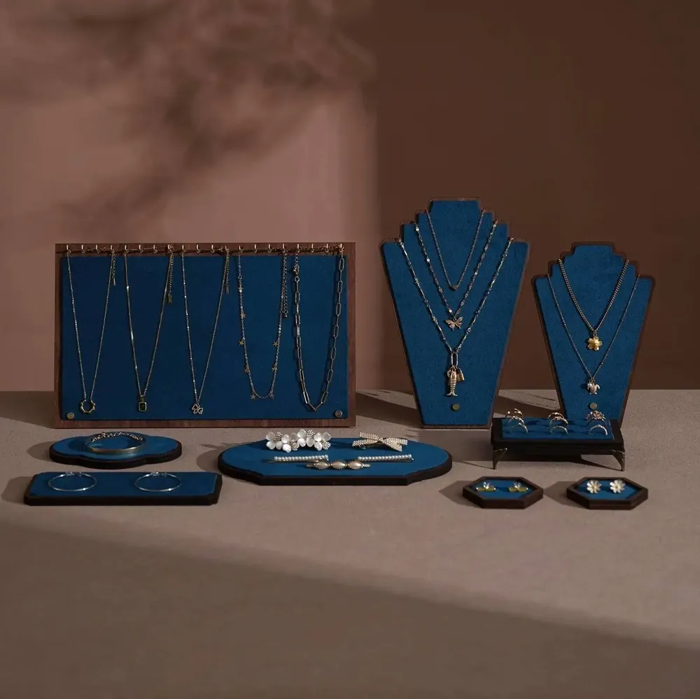 Objets de décoration - Ensemble de présentoirs à bijoux en placage de noyer et cuir végan - WHISPERING WOODS