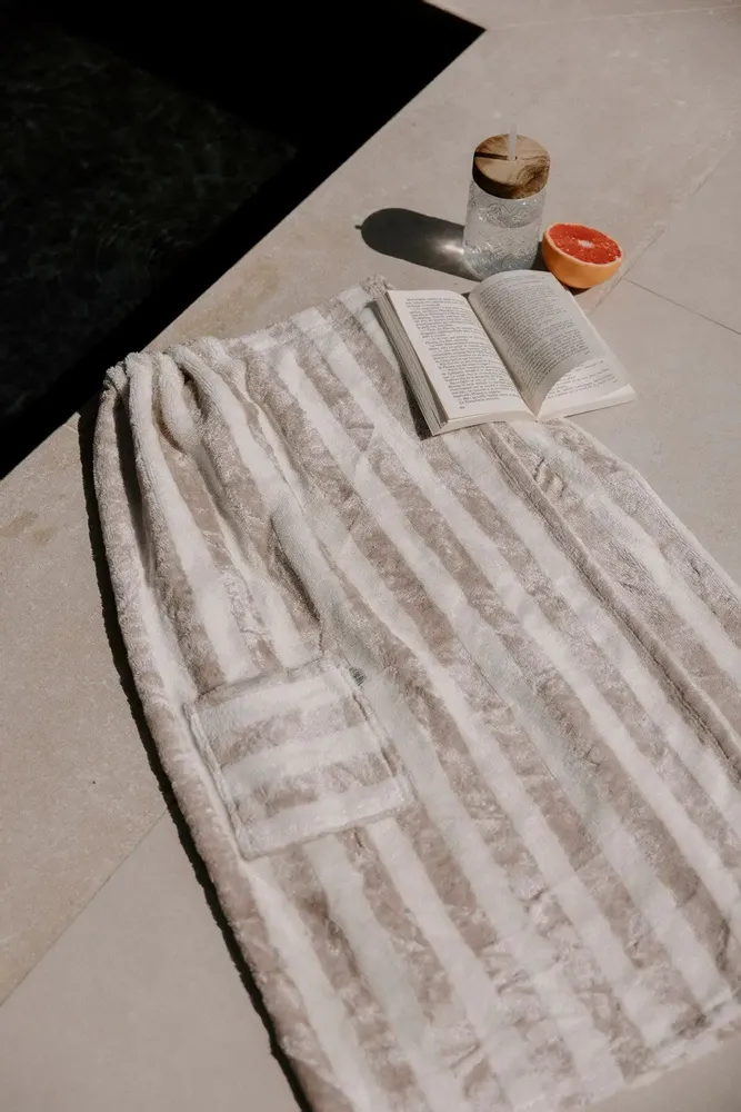 Serviettes de bain - Pareo de bain eponge bambou rayee ecru / galet - POULE HOUSE