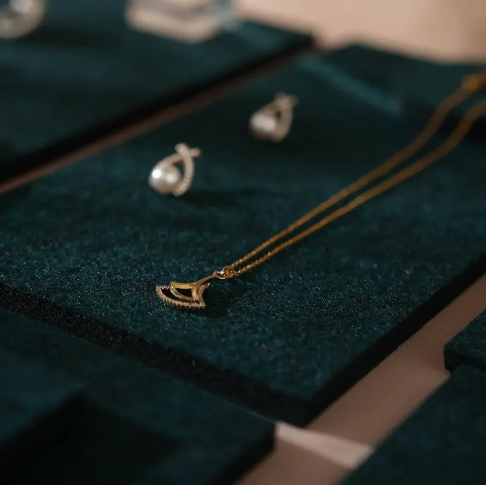 Jewelry - Dark Green Felt Jewelry Display Set with Acrylic Accents - WHISPERING WOODS