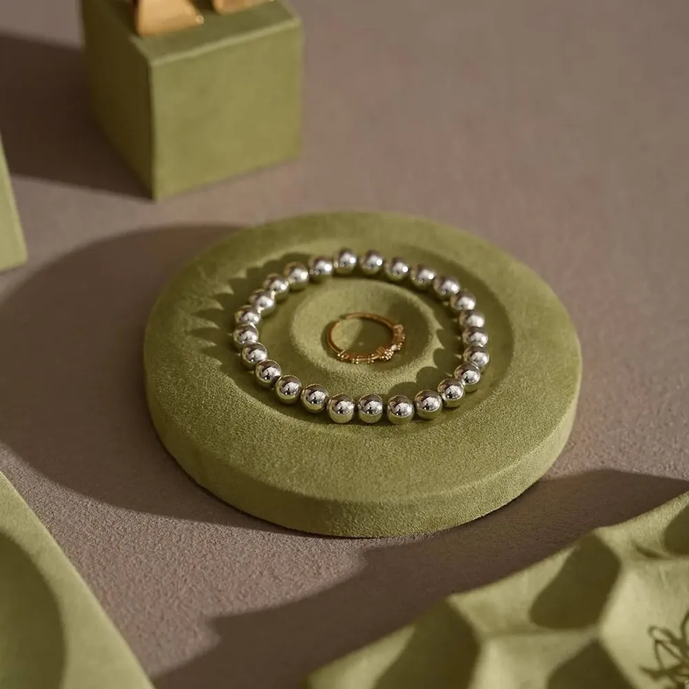Bijoux - Ensemble de présentoirs en suédine végane vert olive et plâtre - WHISPERING WOODS