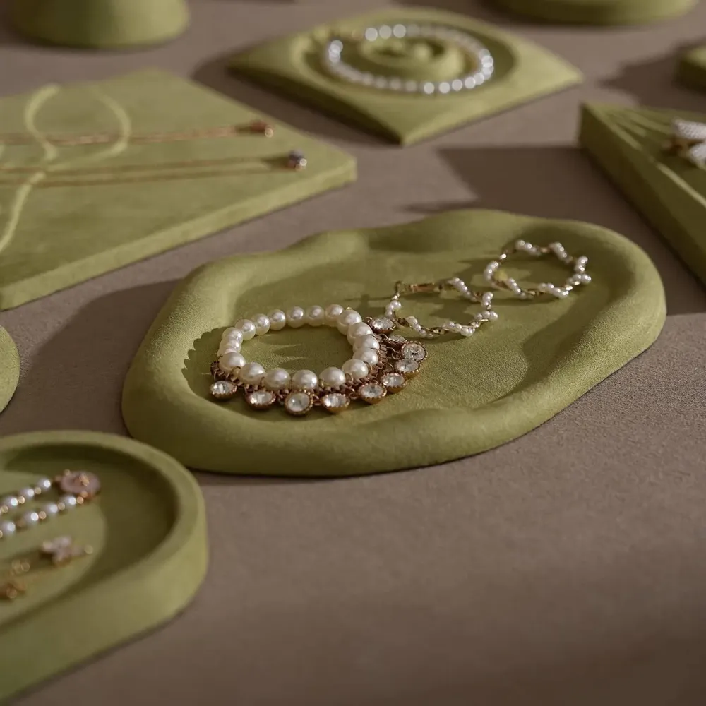 Bijoux - Ensemble de présentoirs en suédine végane vert olive et plâtre - WHISPERING WOODS