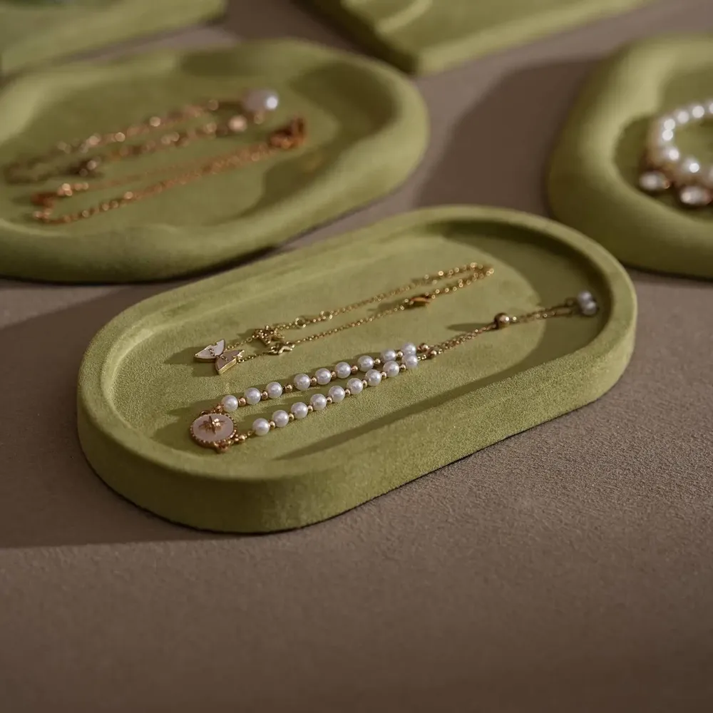 Bijoux - Ensemble de présentoirs en suédine végane vert olive et plâtre - WHISPERING WOODS