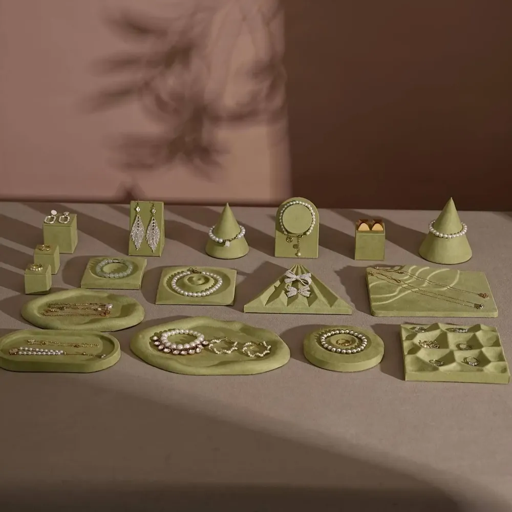 Bijoux - Ensemble de présentoirs en suédine végane vert olive et plâtre - WHISPERING WOODS