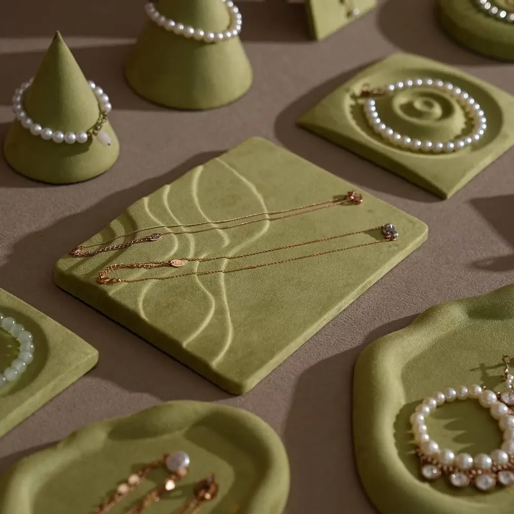 Bijoux - Ensemble de présentoirs en suédine végane vert olive et plâtre - WHISPERING WOODS