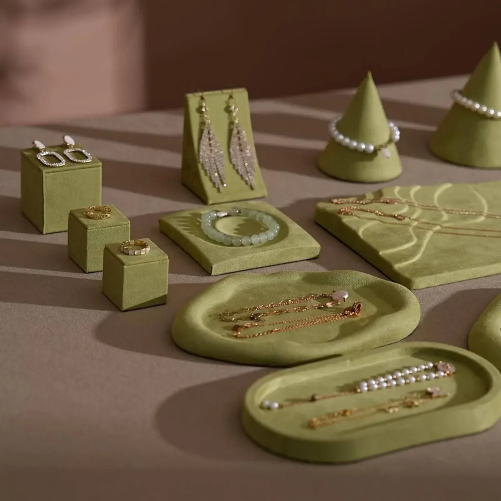 Bijoux - Ensemble de présentoirs en suédine végane vert olive et plâtre - WHISPERING WOODS