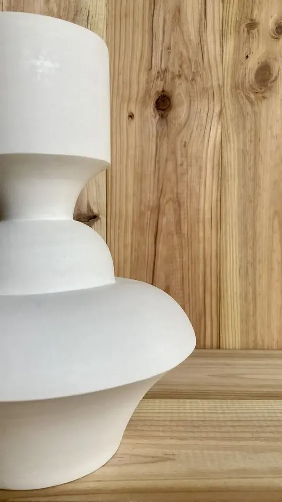 Objets design - Vase sculptural et géométrique en porcelaine blanche - Oneiros E4 - CALLIGRAMME